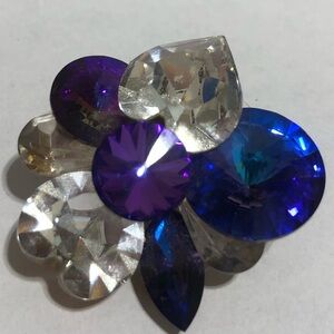 Vintage 80’s Swarvoski Crytal purple blue cluster Luxe brooch..Comes with box.